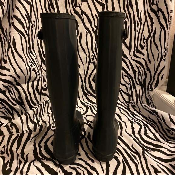 LIKE NEW Navy Blue Hunter Rain Boots - Picture 3 of 3